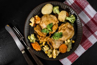 Sebzeli kızarmış tavuk fileto. Koyu ışık.