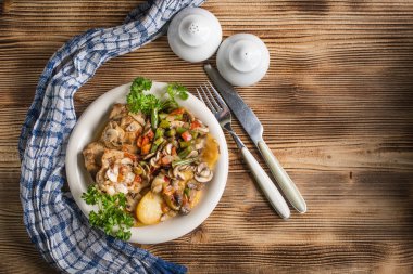 Haşlanmış sebzeler beyaz tabakta tavuk fileto.