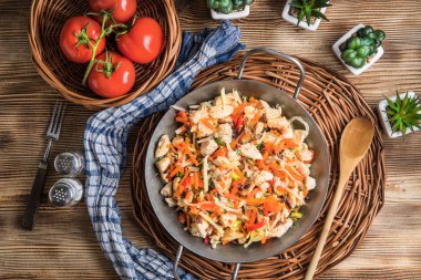 Kızarmış tavuk parçaları sebze gümüş bir Pan ile.