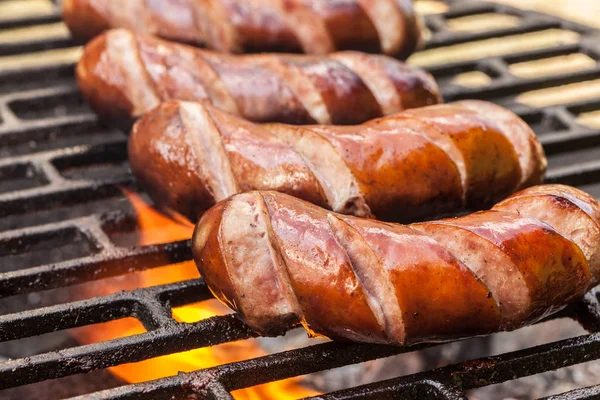 Griller Les Saucisses Sur Barbecue Concentration Sélective — Photo