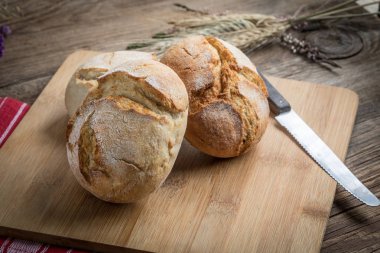 Ekmek kesme tahtası üzerinde rulo. Seçici odak.