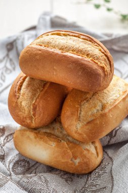 Kahvaltıda ekmek taze ekmek rulo.