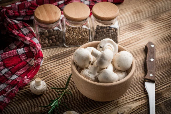 Frische Weiße Champignon Pilze Holzschüssel — Stockfoto