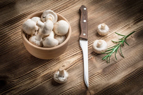 Ahşap Kase Taze Beyaz Champignon Mantar — Stok fotoğraf