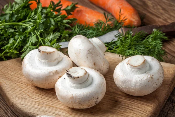 Champiñones Una Tabla Cortar Madera — Foto de Stock