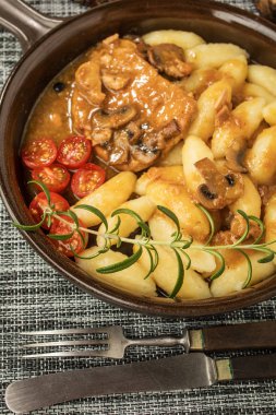 Parlak bir mantar sos haşlanmış domuz pirzolası.