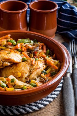 Sebzeli kızarmış tavuk fileto. Koyu ışık.