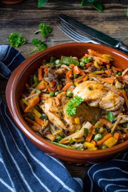 Sebzeli kızarmış tavuk fileto. Koyu ışık.