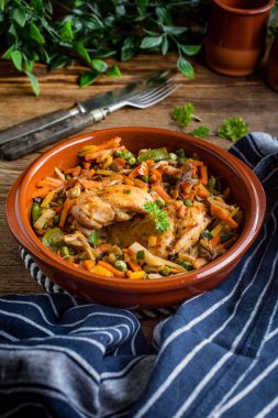 Sebzeli kızarmış tavuk fileto. Koyu ışık.