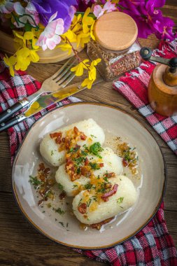 Tahta masaya kıymalı patates köftesi doldurulmuş.. 