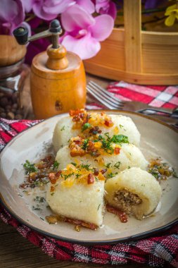 Tahta masaya kıymalı patates köftesi doldurulmuş.. 