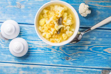 Ahşap masa üzerinde taze ev yapımı sebze çorbası. Üstten Görünüm.