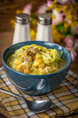 Geleneksel çorba, arpa ve tavuk var. 