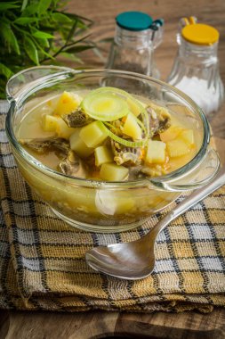 Geleneksel çorba, arpa ve tavuk var. 