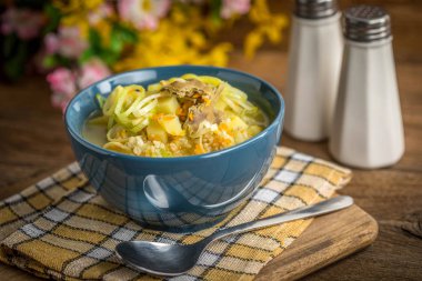 Geleneksel çorba, arpa ve tavuk var. 