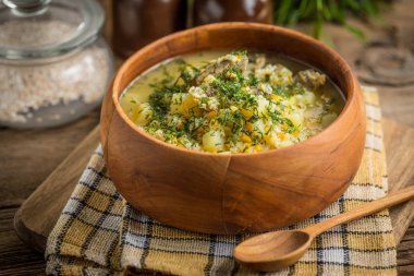 Geleneksel çorba, arpa ve tavuk var. 