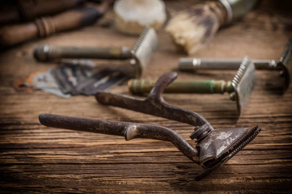 Oldtimer Friseurwerkzeuge Auf Altem Holzgrund Geringe Schärfentiefe — Stockfoto