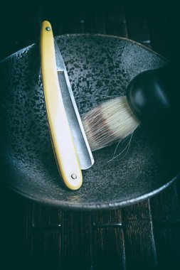 Eski tıraş aletleri: tıraş bıçağı ve fırça. Klasik stil.