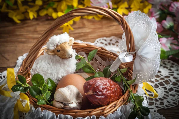 Geleneksel Paskalya Sepeti Ahşap Masa — Stok fotoğraf