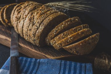 Ayçiçeği tohumları ile kepekli ekmek.