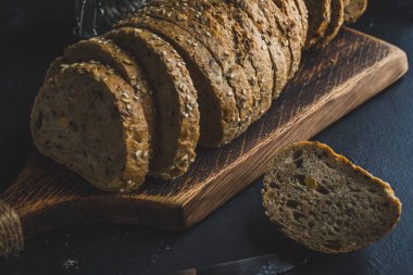 Ayçiçeği tohumları ile kepekli ekmek.