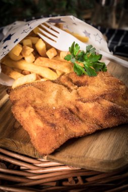 Bir parça kızarmış morina ve patates kızartması..