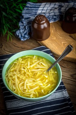 Suyu - bir kase tavuk çorbası.