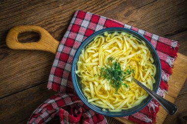 Suyu - bir kase tavuk çorbası.