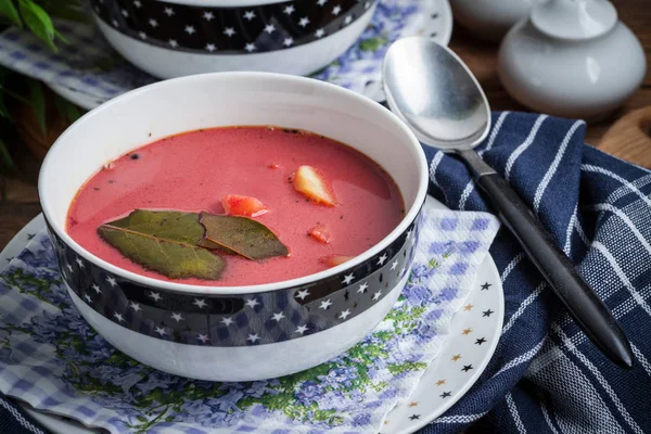 Vegetariánské červená polévka - boršč v zelené mísy. — Stock fotografie