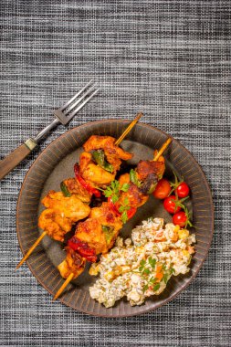 Kebap - ızgara et ve sebze salatası.