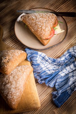 Peynir, jambon ve domates ile üçgen sandviç.