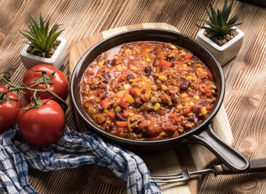 Chili con carne bir kil tavada.