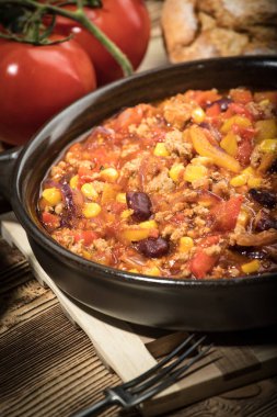 Chili con carne bir kil tavada.