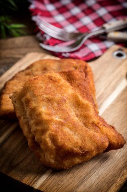 İki kızarmış morina fileto parçaları.