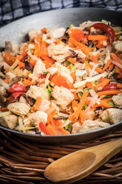 Kızarmış tavuk parçaları sebzeli.