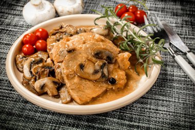 Mantar ile kızarmış domuz pirzola.