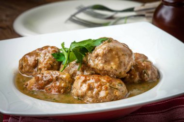 dereotu soslu domuz eti köfte.