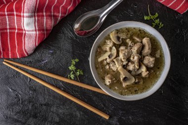 Domuz eti ve kase mantar çorbası. Yukarıdan görüntülemek.