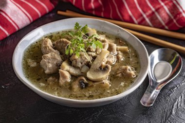 Domuz eti ve kase mantar çorbası.