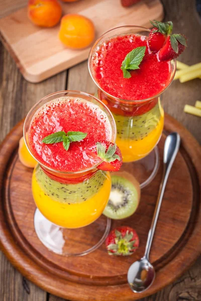 Smoothies mit frischem Obst. Erdbeeren, Aprikosen, Kiwi. — Stockfoto