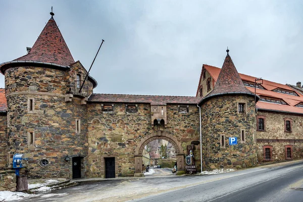 Le château médiéval Czocha situé dans la ville de Sucha . — Photo