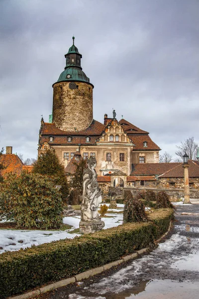 Die mittelalterliche Burg Czocha in der Stadt. — Stockfoto