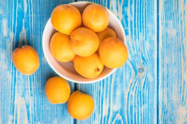 Kase taze kayısı dolu.