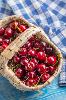 hasır sepet içinde taze kiraz.