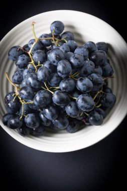 Kabın içinde Kara üzüm.