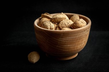 Tahta bir kasede badem.