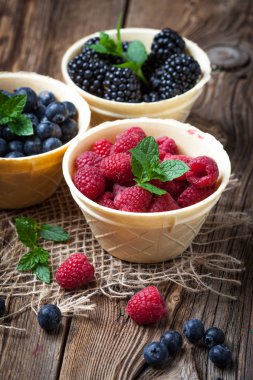 Böğürtlen, ahududu ve yaban mersini bir gözleme kase.