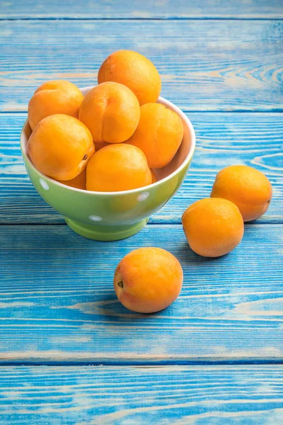 Чаша, полная свежих абрикосов . — стоковое фото