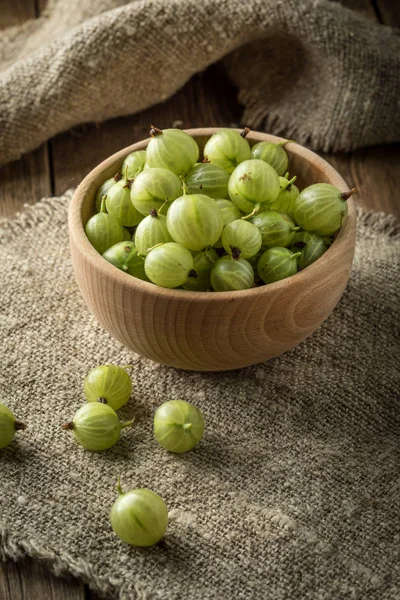 Frische Stachelbeere in einer hölzernen Schüssel. — Stockfoto