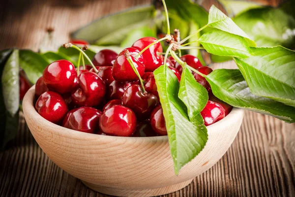 Sweet cherries in a wooden bowl. — Stock Photo, Image